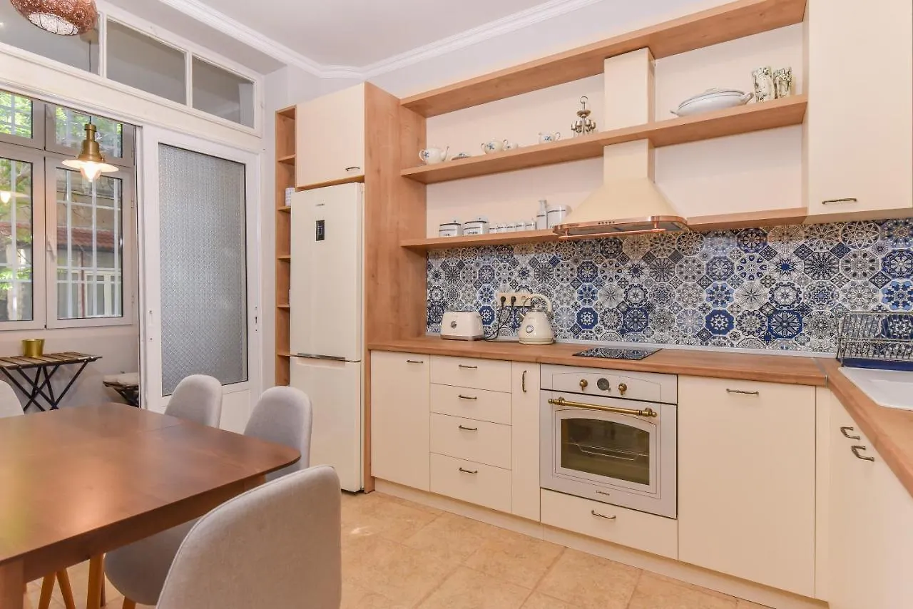 Spacious Vintage 2Br, 2Bath Apartment By Flat Mаnager location